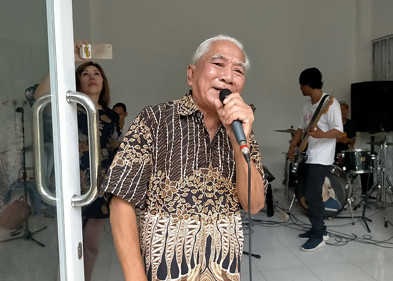 Nomo Koeswoyo saat merayakan hari ulang tahunnya yang ke-85 pada 21 Januari 2023 lalu di rumahnya di Magelang. Foto: Agoes Jumianto