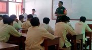 Serka Hadi Suroso Babinsa Triharjo berikan pembekalan pembinaan karakter kepada pelajar. (Foto:Istimewa)