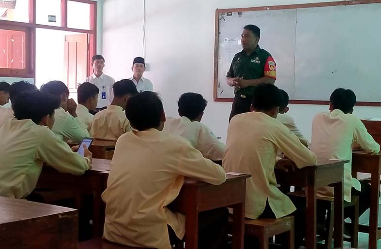 Serka Hadi Suroso Babinsa Triharjo berikan pembekalan pembinaan karakter kepada pelajar.  (Foto:Istimewa)  