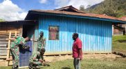 Satgas Yonif Mekanis 203/AK memberikan lampu dan solar cell untuk masyarakat di Desa Balingga, Distrik Balingga, Kabupaten Lanny Jaya, Papua. (Foto: Satgas Yonif Mekanis 203/AK)
