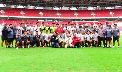 Presiden Jokowi didampingi Ketua Umum PSSI Erick Thohir bertemu dengan para pemain Tim Nasional (Timnas) Indonesia U-20, di Stadion Gelora Bung Karno Jakarta pada Sabtu (1/4/2023). Foto: BPMI Setpres