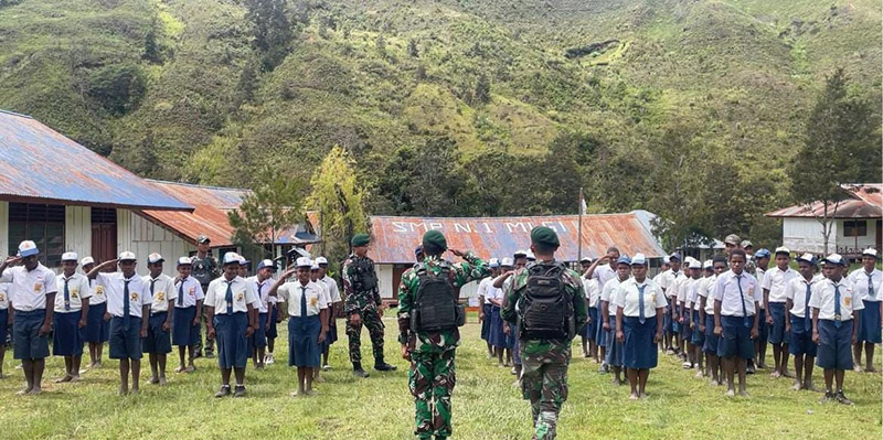 Personel Pos Malagay Satgas Yonif Mekanis 203/AK melatih baris berbaris murid SMPN 1 Malagay Kabupaten Lanny Jaya Papua pada Senin (3/4/2023). Foto: Satgas Yonif Mekanis 203/AK 