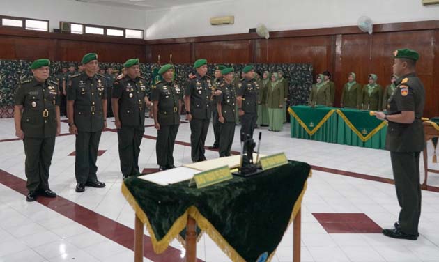 Danrem memimpin sertijab sejumlah pejabat militer di Makorem Pamungkas.  (Foto: istimewa)
