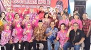 Usai memberi materi Sosialisasi MPR RI, Pak Idham melantunkan lagu berbahasa Jawa, dilanjutkan pula foto bersama dengan sebagian panitia. (Foto: zainuri arifin)