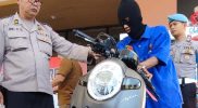 Pelaku pencurian berikuit barang bukti sepeda motor berhasil diamankan polisi. (Foto: istimewa)