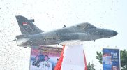 Monumen Pesawat Hawk MK 209-TT0229 di Gerbang Tol Madiun yang diresmikan Panglima TNI Yudo Margono pada Sabtu (11/11/2023). Foto: Puspen TNI