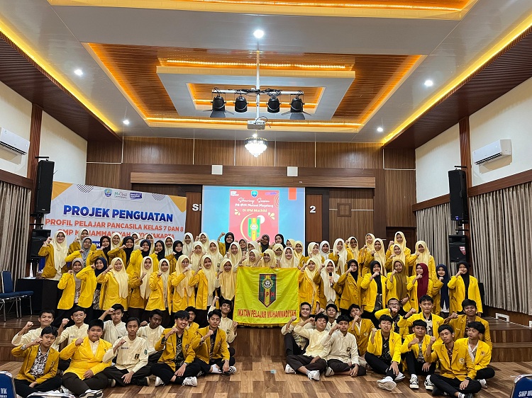 Foto bersama pada akhir kunjungan SMP Mutual Magelang di SMP Muhammadiyah 2 (Muchild) Yogyakarta.  (Foto: Istimewa)  