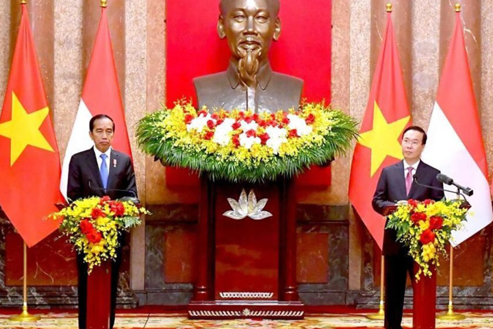 Presiden Joko Widodo dan Presiden Vietnam Vo Van Thuong menyampaikan pernyataan pers bersama usai melakukan pertemuan bilateral di Istana Kepresidenan, Hanoi, Vietnam pada Jumat (12/1/2024). Foto: BPMI Setpres/Rusman