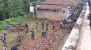 Selain membantu evakuasi korban dan permbersihan puing pasca gempa bumi di Kabupaten Sumedang, Kodam III/Slw memberikan bantuan 1.000 paket Sembako. (Foto: Dok.Puspen TNI)