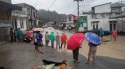 Banjir menggenang di sebuah jalan raya di Kabupaten Kerinci, Provinsi Jambi, sejak Sabtu (30/12/2023). Menyusul surutnya banjir pada hari ini (4/1/2024), BPBD setempat mulai mendistribusikan bantuan ke warga terdampak. (Foto: BPBD Kabupaten Kerinci)