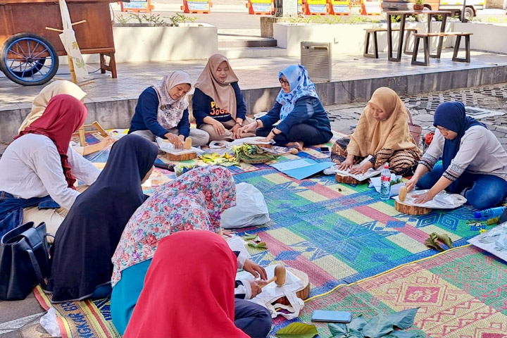 Para peserta saat mengikuti program inkubasi literasi Dinas Perpustakaan dan Kearsipan (DPK) Kota Yogya. (Foto: Humas Pemkot Yogya)