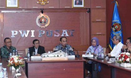 Menteri Komunikasi dan Informatika Budi Arie Setiadi memberikan sambutan dalam Syukuran HUT ke-78 Persatuan Wartawan Indonesia (PWI), di Gedung Dewan Pers Jakarta. (Foto: AYH/Humas Kominfo)