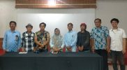 Kepala TBY Dra Purwiati (tengah) bersama komposer dan tim penyusun materi Gelar Karawitan Ndang Tak Gong 2024 saat press conference, Selasa (5/3/2024). Foto: Agoes Jumianto