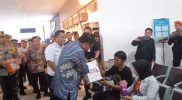 Pj Gubernur Jawa Tengah Nana Sudjana meninjau kesiapan layanan mudik 2024, di Stasiun Balapan, Kamis (4/4/2024). Foto: Diskominfo Jateng